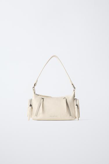 Bolsa de hombro con detalle de cierre