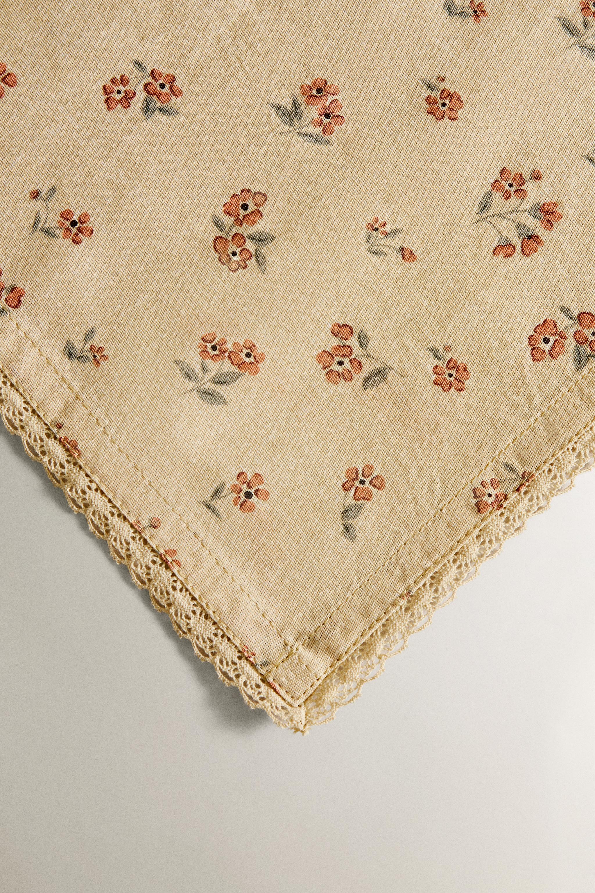 LOT DE SERVIETTES FLEURS SAUVAGES AVEC DENTELLE (LOT DE 2)