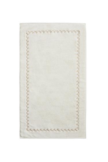 BATH MAT WITH PLANT EMBROIDERY - ذهبي الخاص بـ Zara