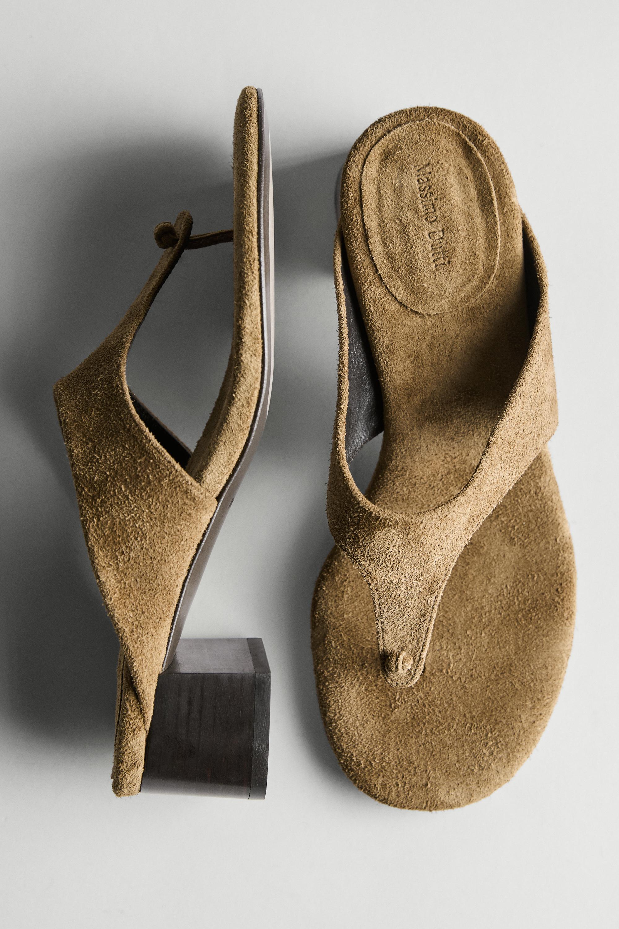 Heeled sandals with knot