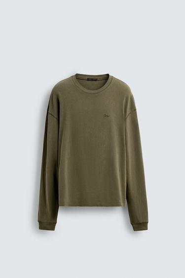 ФУТБОЛКА С ЭФФЕКТОМ ПОТЕРТОСТИ И РЕЛЬЕФНОЙ ТКАНИ — ХАКИ от Zara