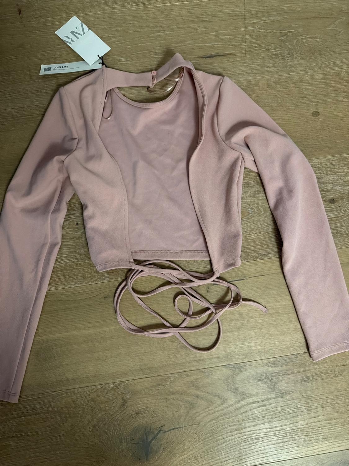 CROP TOP WITH TIE DETAIL - Image 3