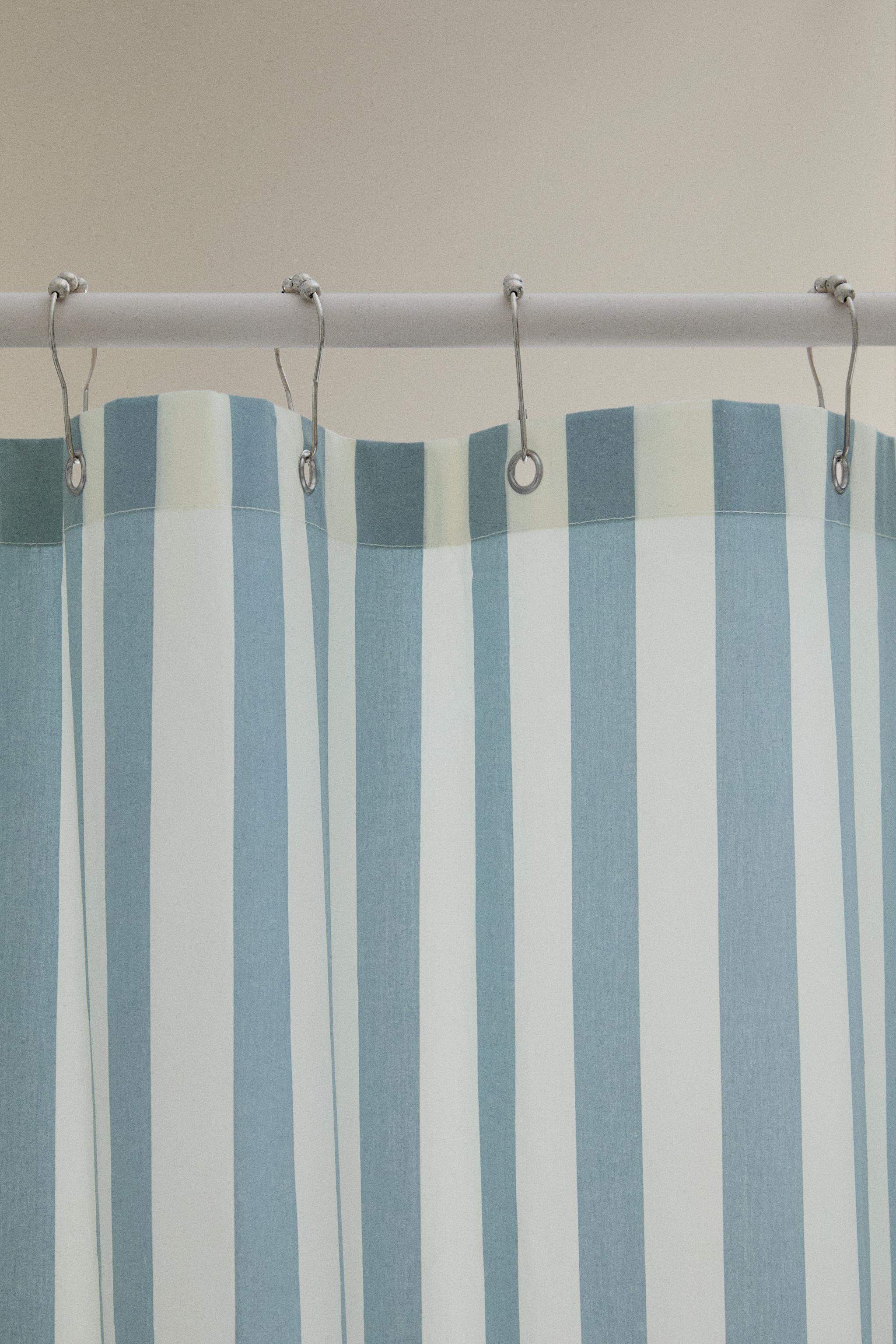 STRIPED SHOWER CURTAIN