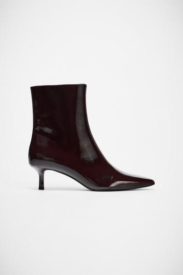 BOTÍN TACÓN KITTEN EFECTO ACHAROLADO - Rojo Burdeos de Zara
