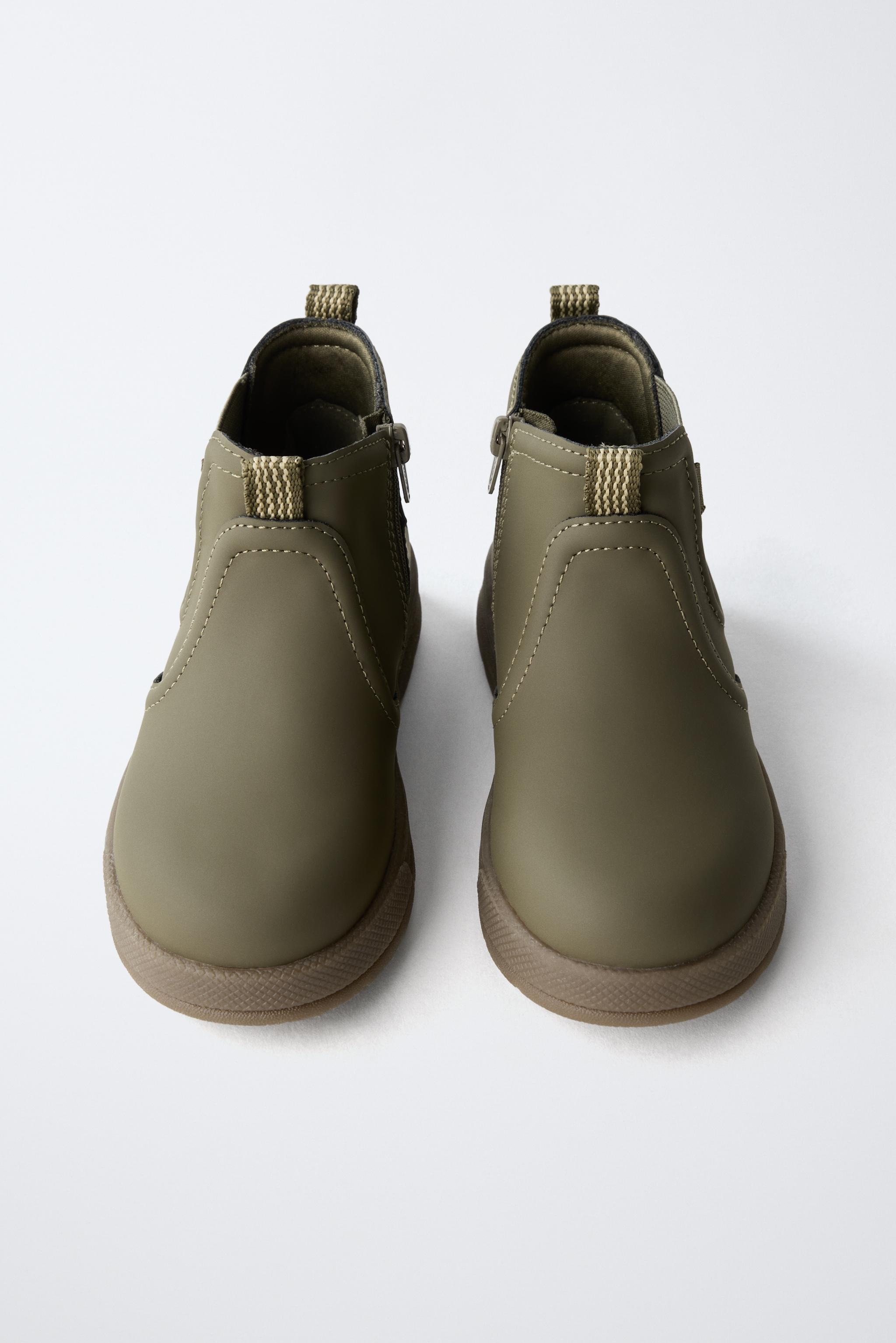 RUBBERIZED BOOTS