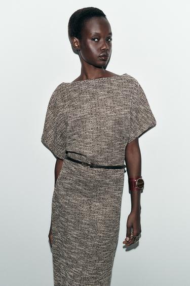 ROBE MI-LONGUE TEXTURÉE AVEC CEINTURE - Marron / Écru de Zara