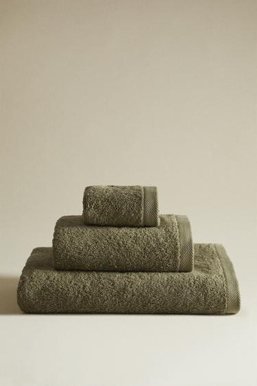 PLAIN COTTON TERRY BATH TOWEL (500 GXM²) - Light khaki by Zara