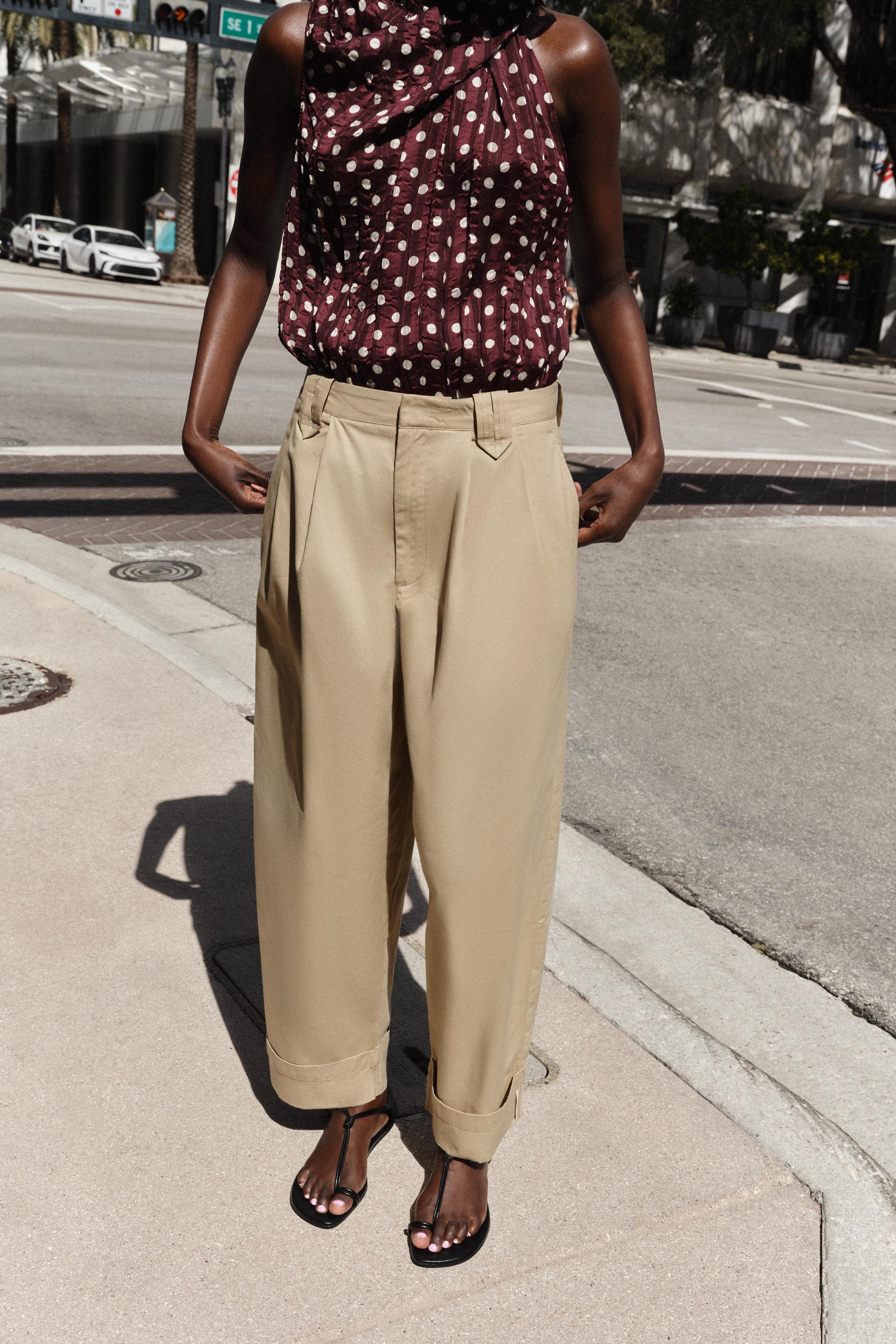 PANTALON À PINCES ET BAS REVERS