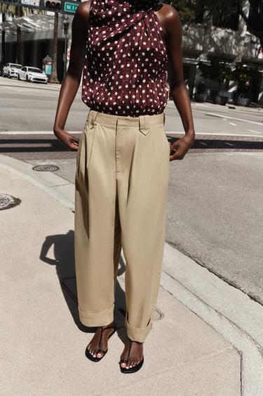 PANTALON À PINCES ET BAS À REVERS - Camel clair de Zara - Image 1