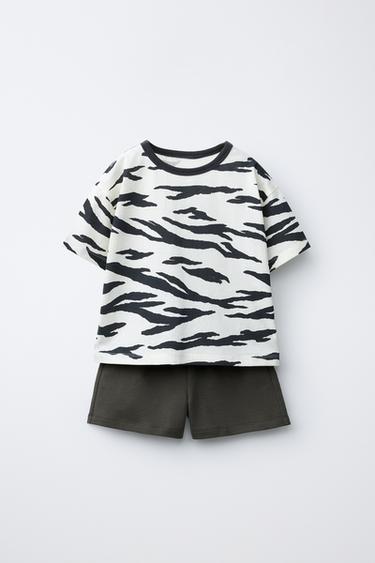 طقم JOGGING تي شيرت وبرمودا بنقشة حمار وحشي - رمادي أنثراسايت by Zara