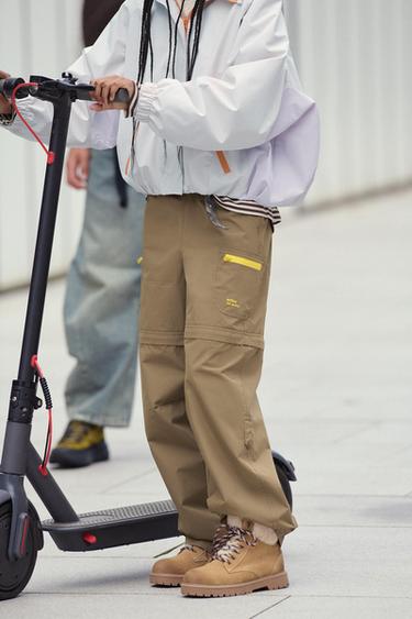 PANTALÓN CARGO TÉCNICO DESMONTABLE WATER RESISTANT - Camel medio de Zara