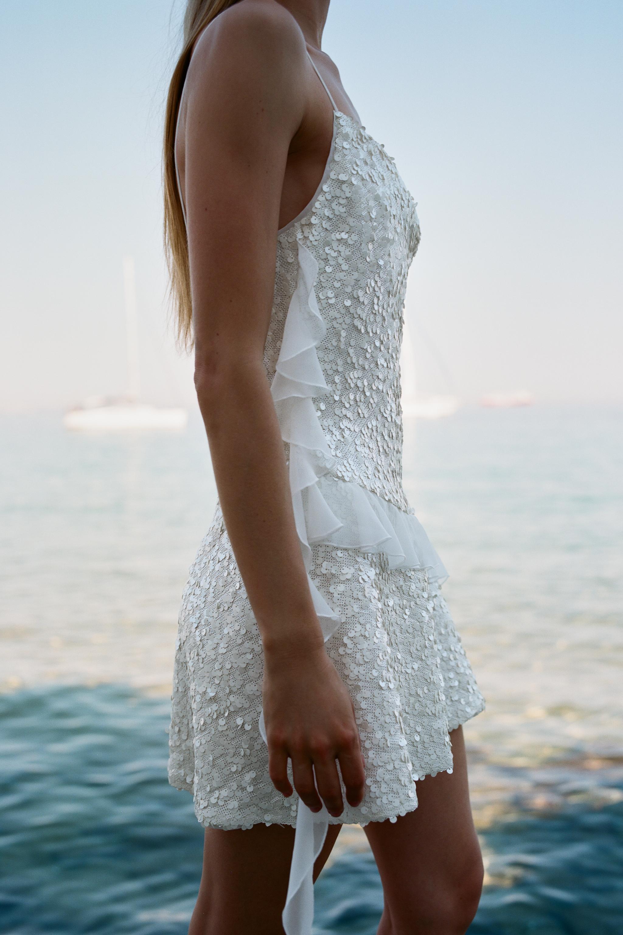 ROBE COURTE À PAILLETTES ET VOLANTS