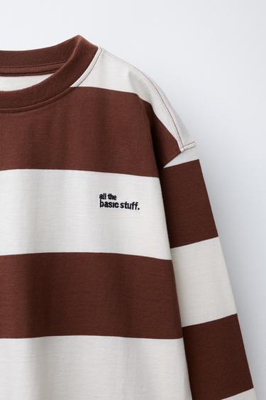 T-SHIRT À RAYURES AVEC INSCRIPTION BRODÉE - Marron / Écru de Zara - Image 2