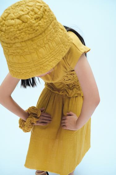 GORRO BOB TEXTURA X FANGLU LIN - Mostaza de Zara