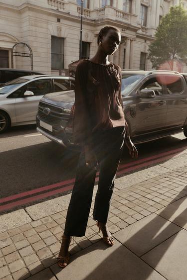 BLOUSE FLUIDE À VOLANTS - Chocolat de Zara