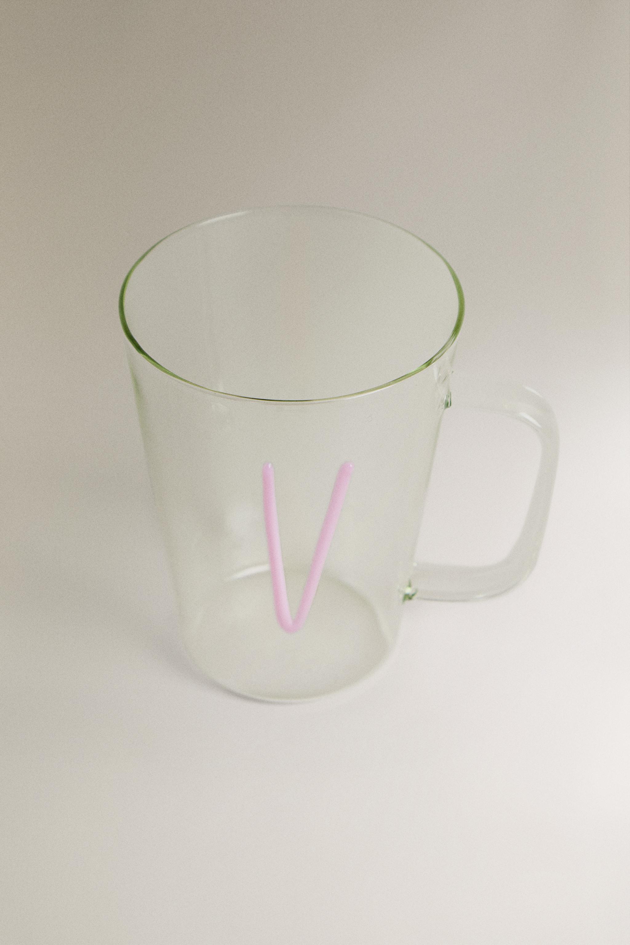 BOROSILICATE MUG WITH THE LETTER V — Pink