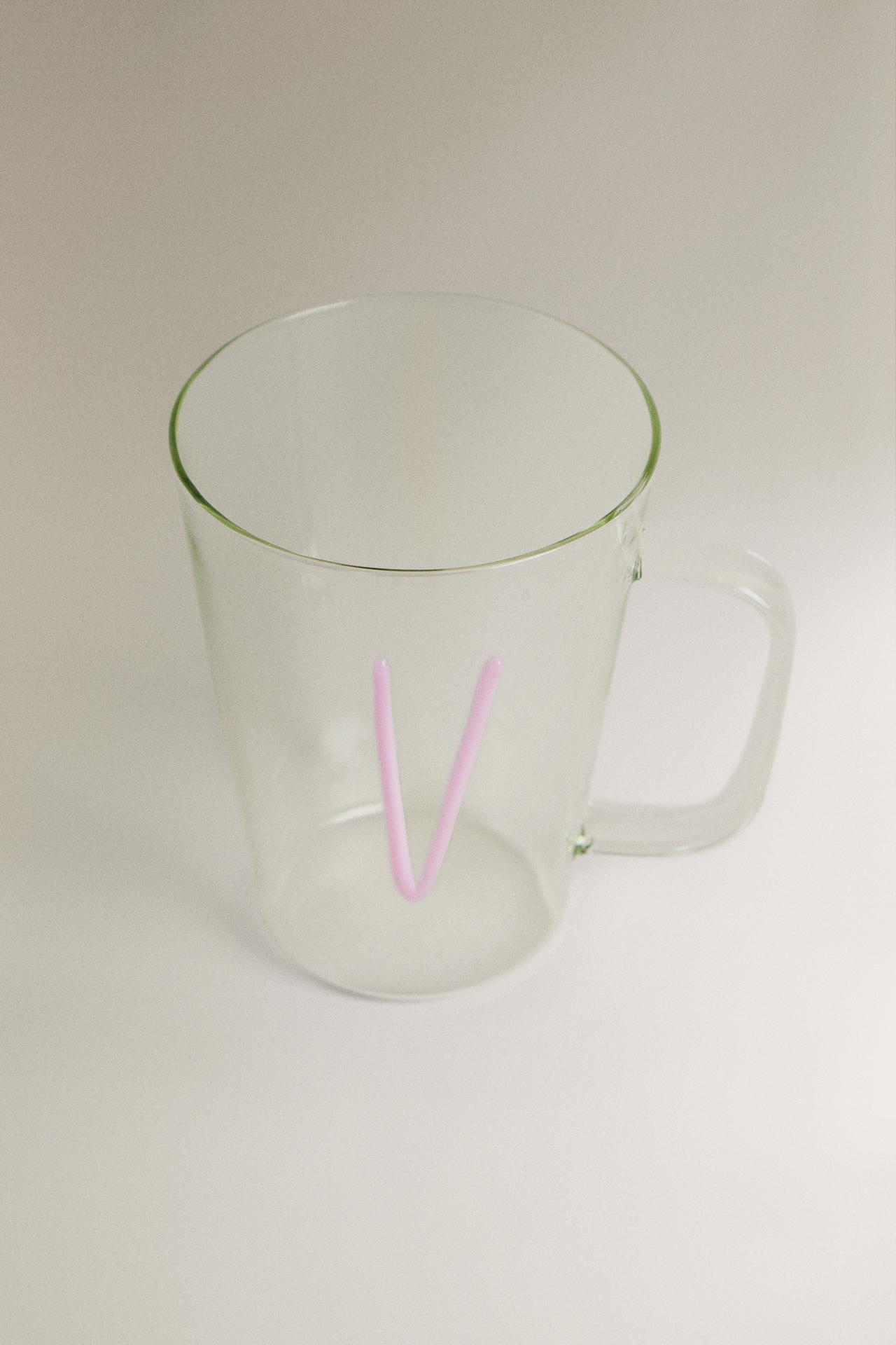 BOROSILICATE MUG WITH THE LETTER V — Pink