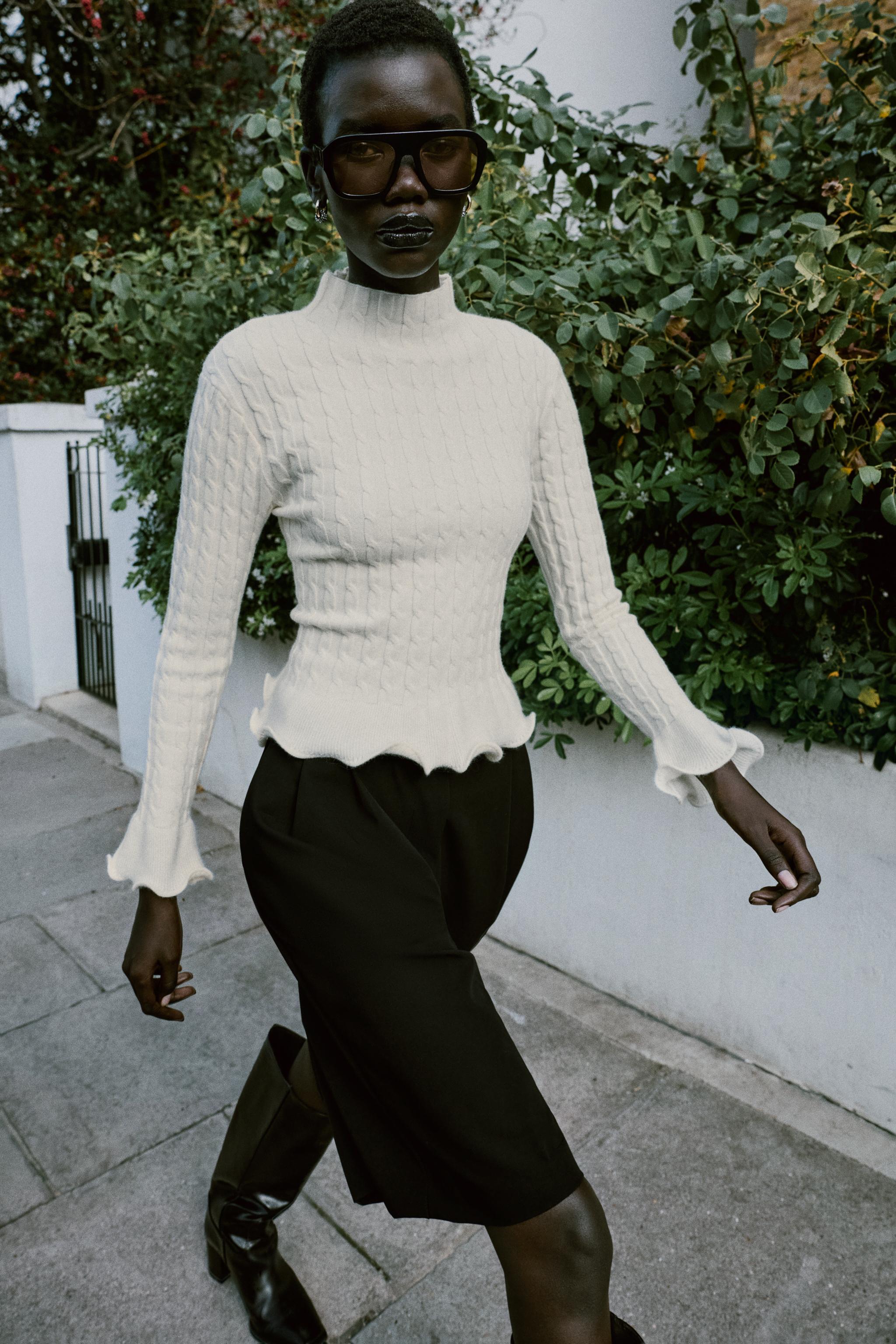 PULL EN MAILLE TORSADÉE À VOLANTS