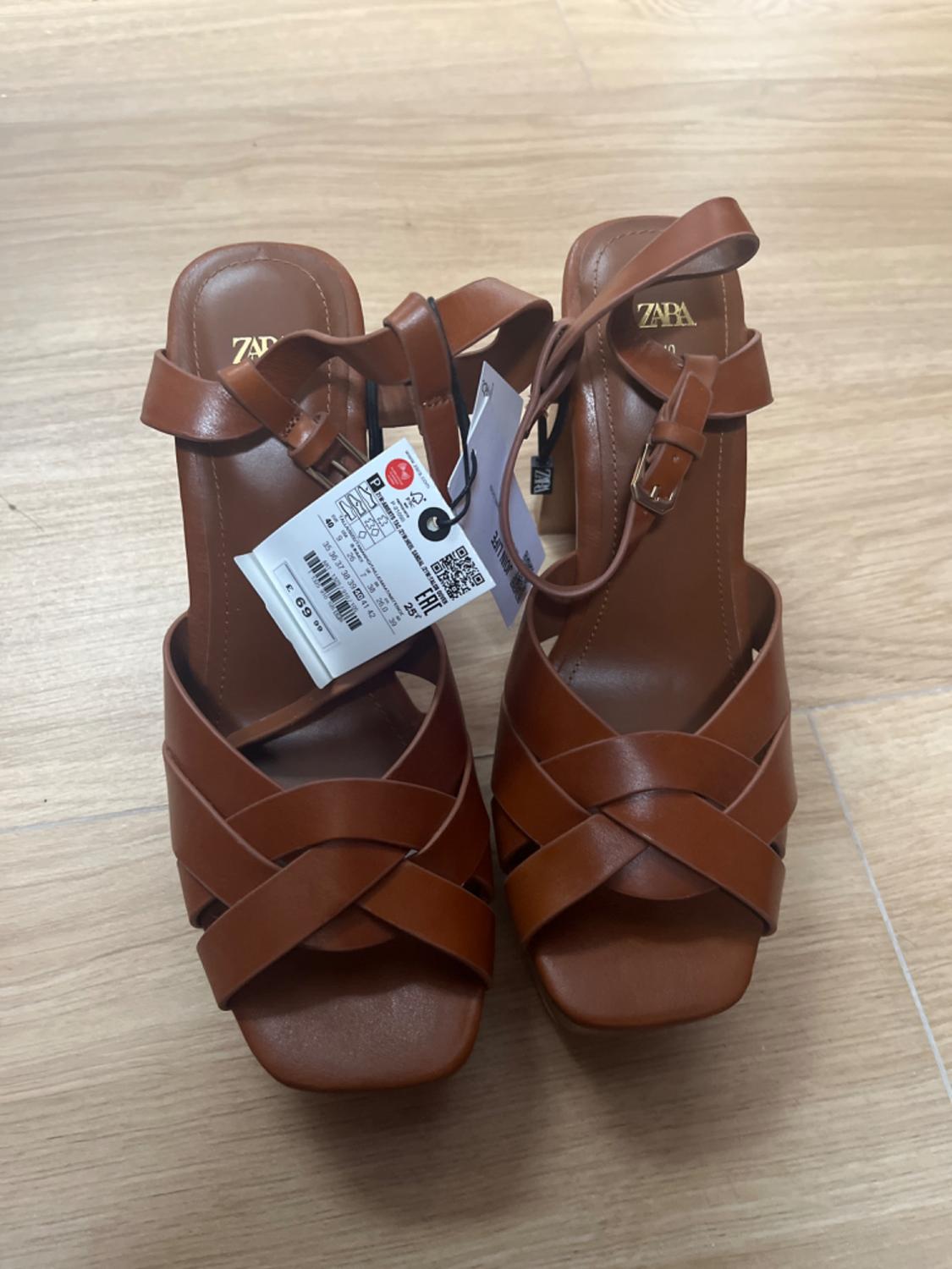 LEATHER BLOCK HEEL SANDALS