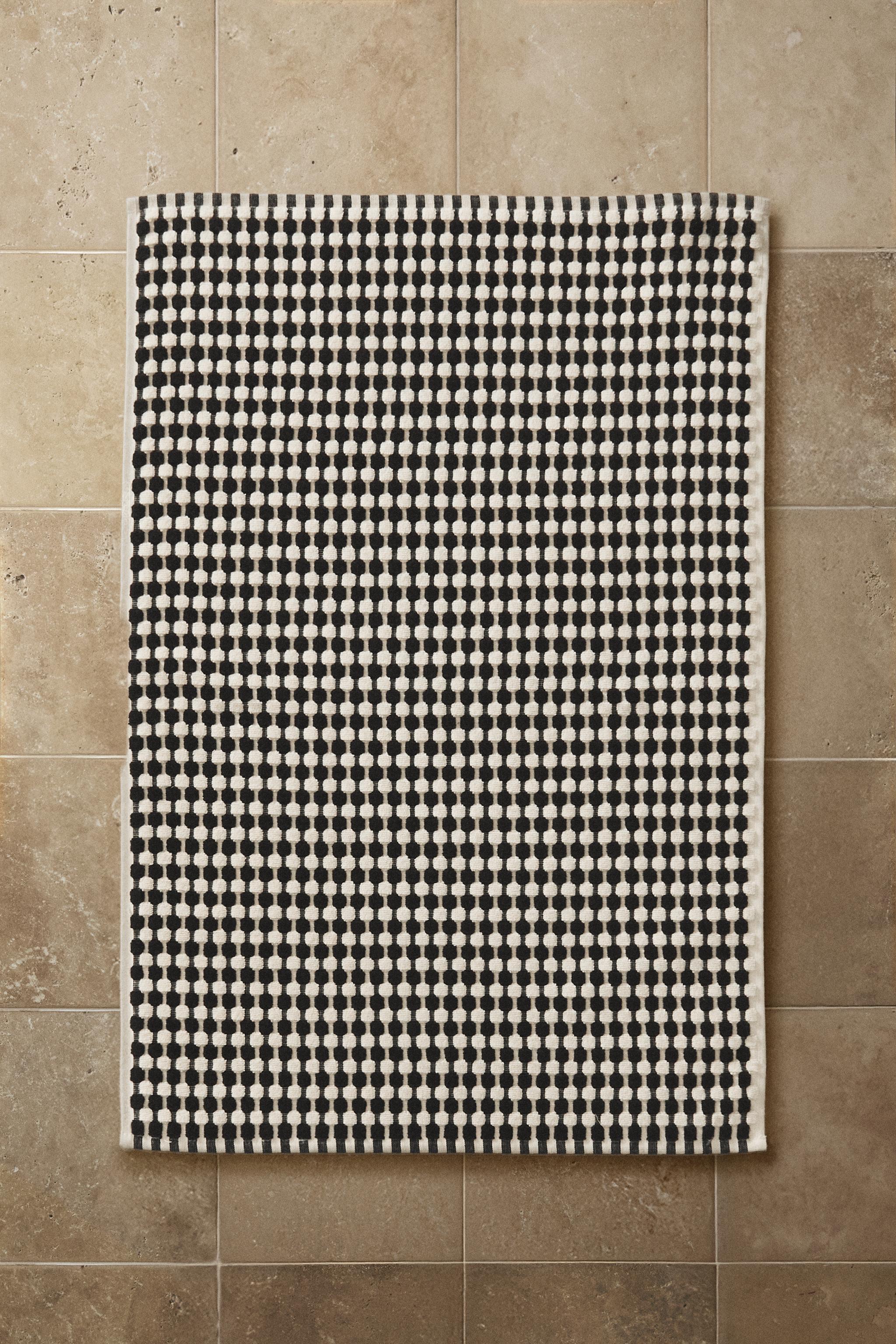 TEXTURED WAFFLE BATH MAT