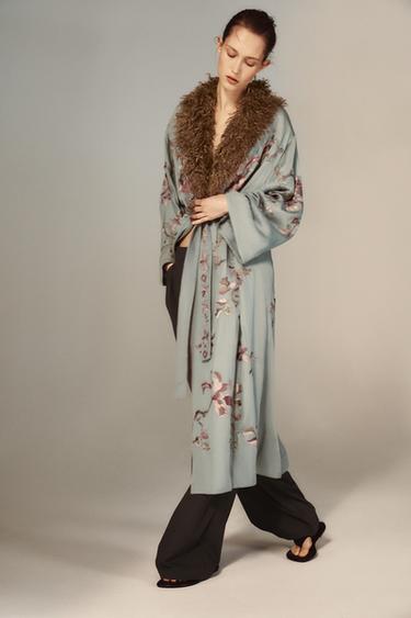 KIMONO CUELLO EFECTO PELO ZW COLLECTION LIMITED EDITION - Azul claro de Zara