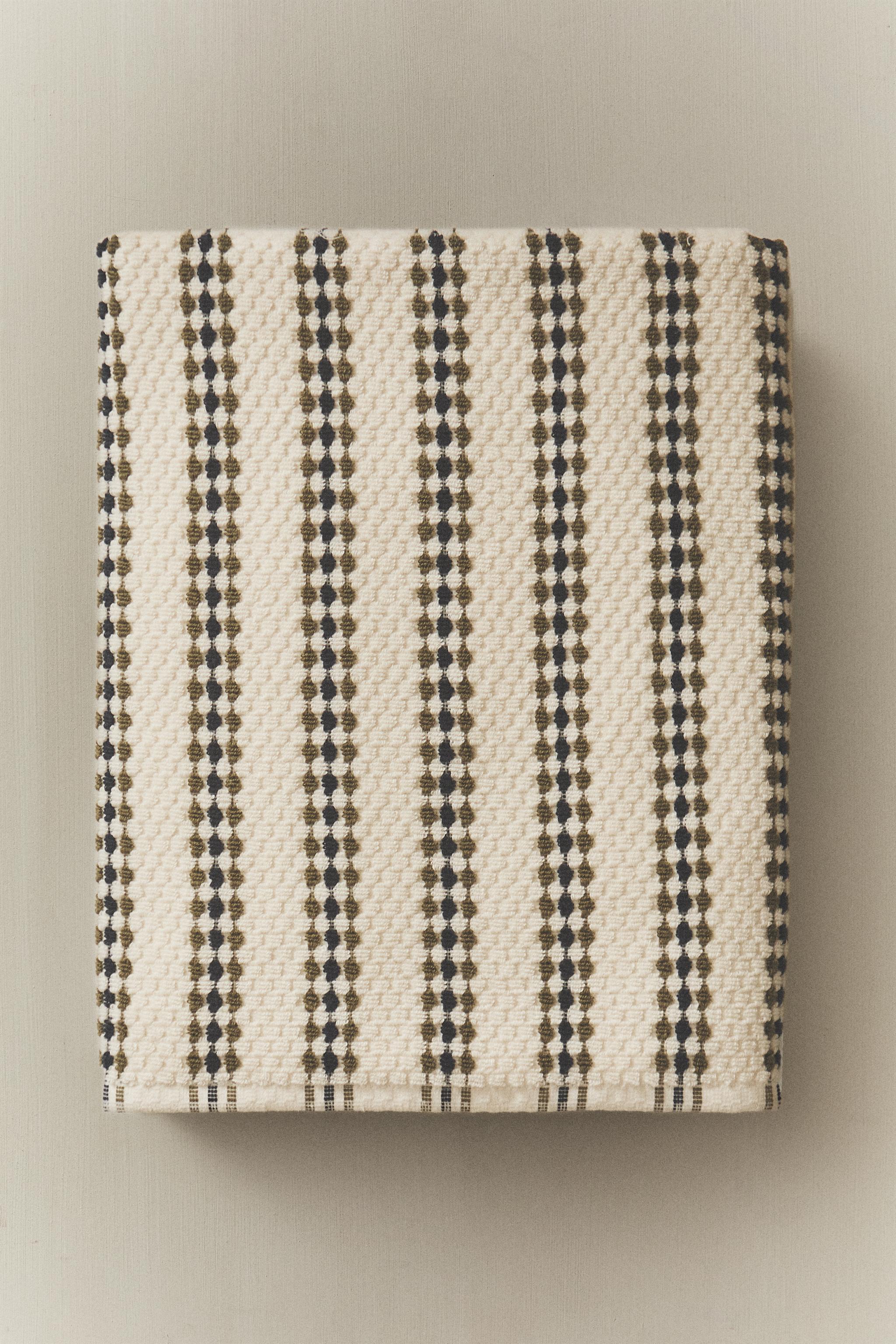 GEOMETRIC TEXTURED BATH TOWEL