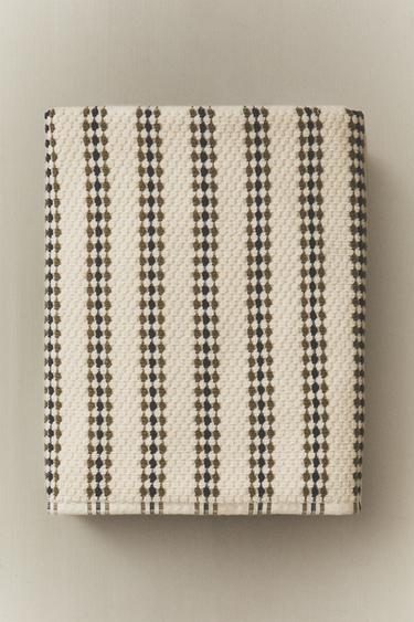 GEOMETRIC TEXTURED BATH TOWEL - Blue / Green by Zara