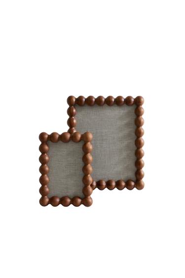 CORNICE IN LEGNO CON SFERE - Marrone scuro di Zara