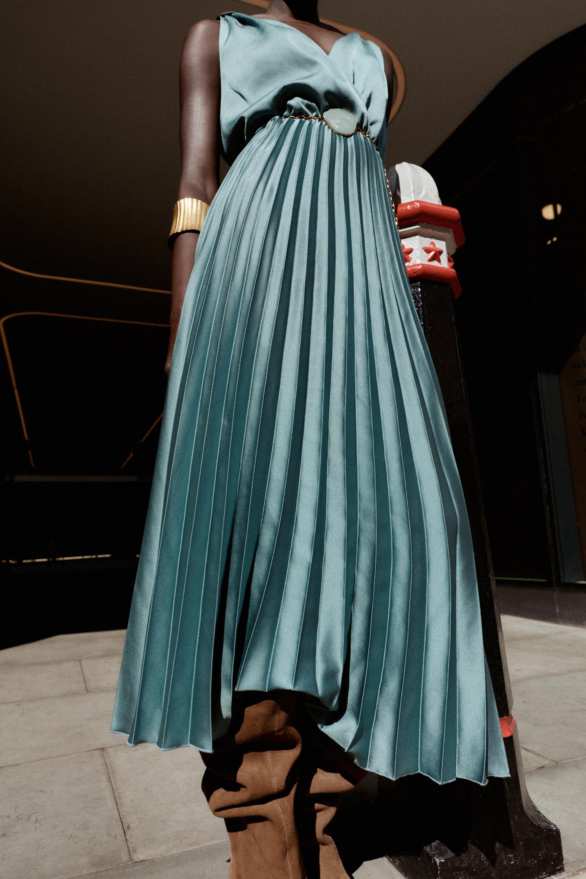 プリーツミディワンピース、ベルト付き - ブルー/スチール