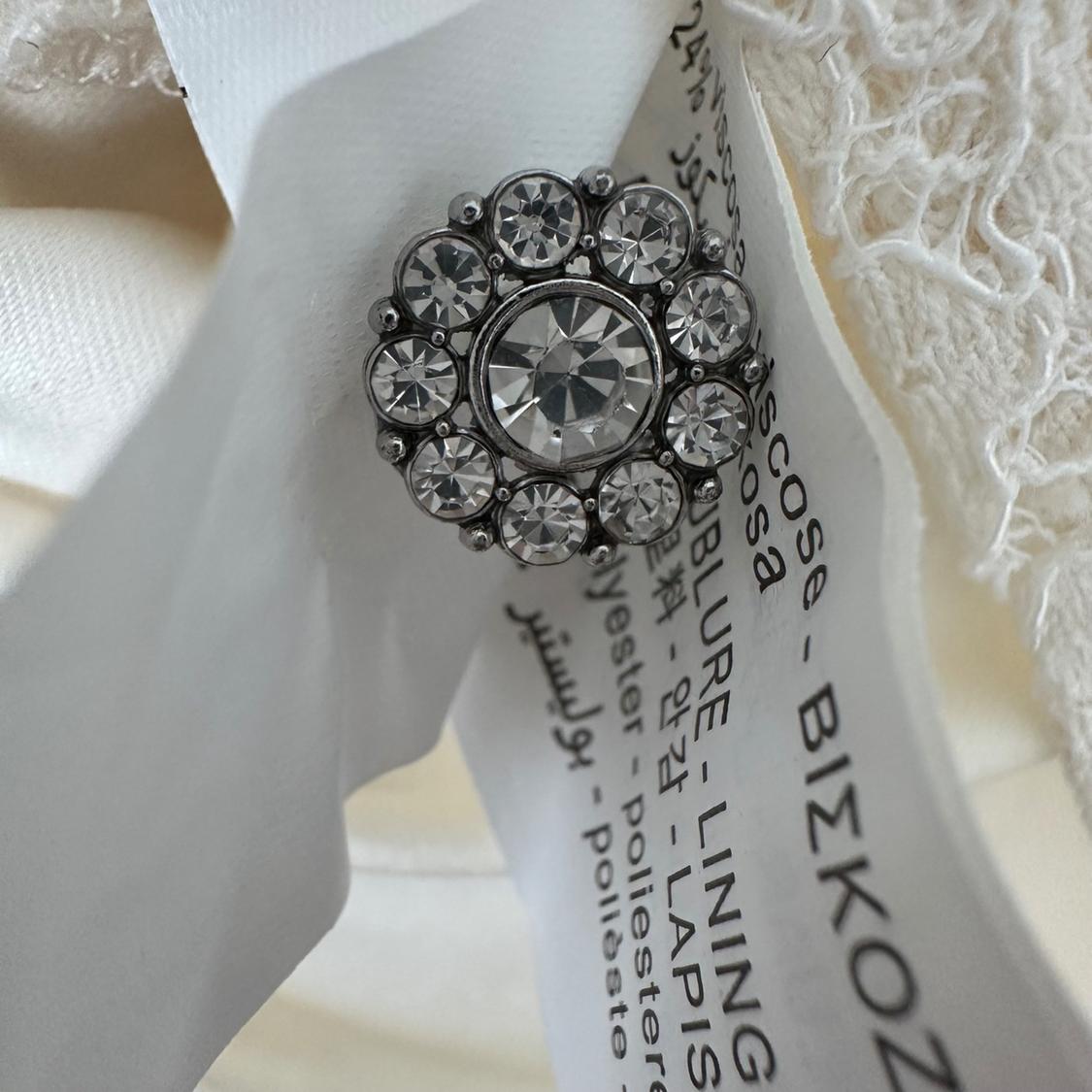 LACE DRESS WITH JEWEL BUTTON - Image 5