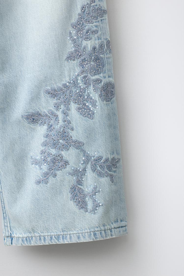 Jeans de pierna ancha con bordado floral y pedrería 4