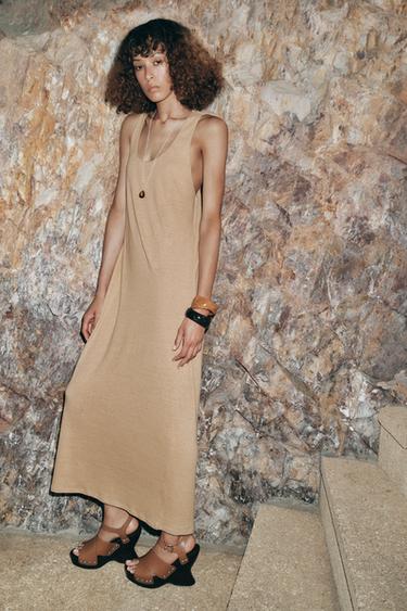 VESTIDO MIDI CON LINO - Tostado de Zara