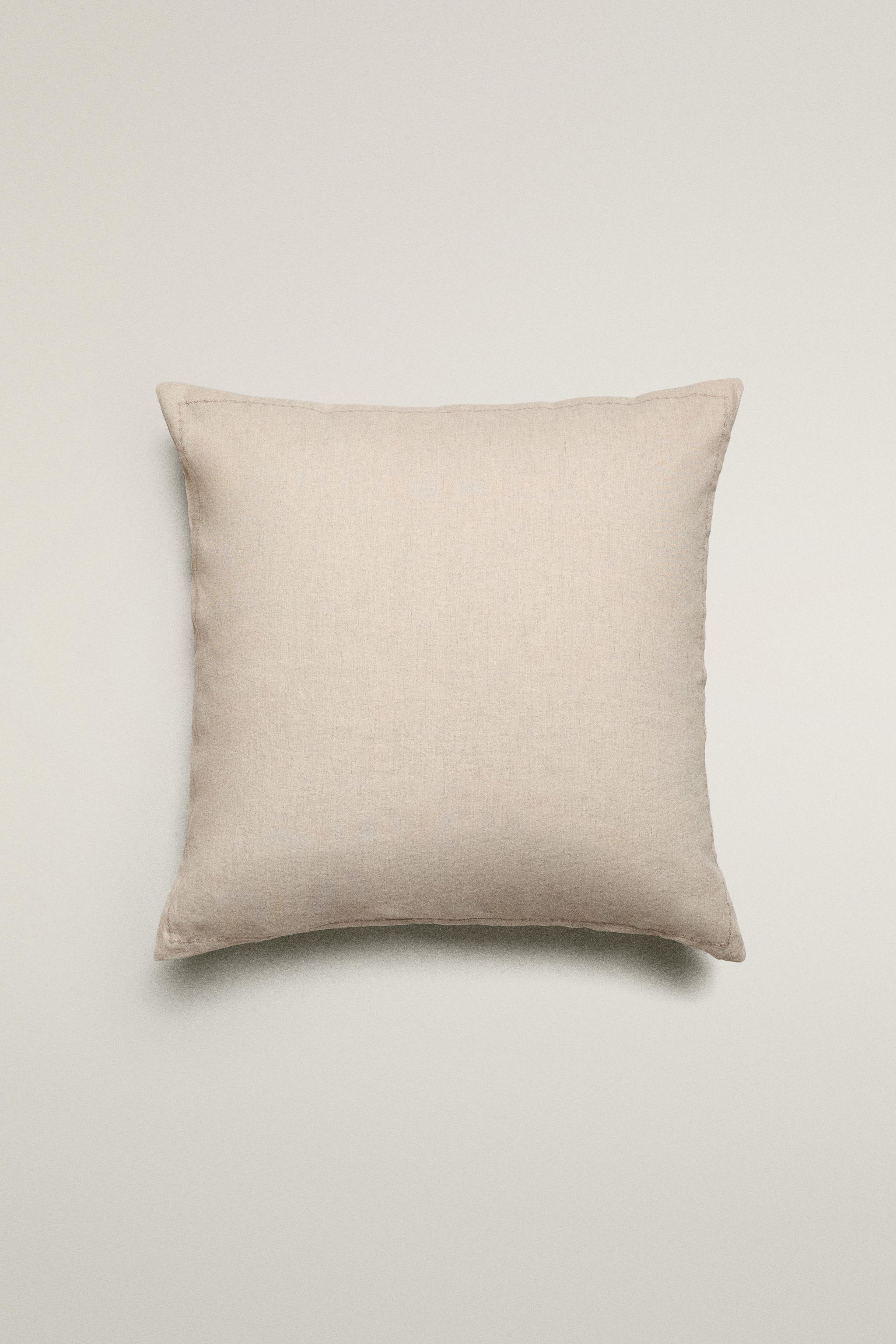 PADDED LINEN CUSHION COVER FOR QUILTS WITH DOTS