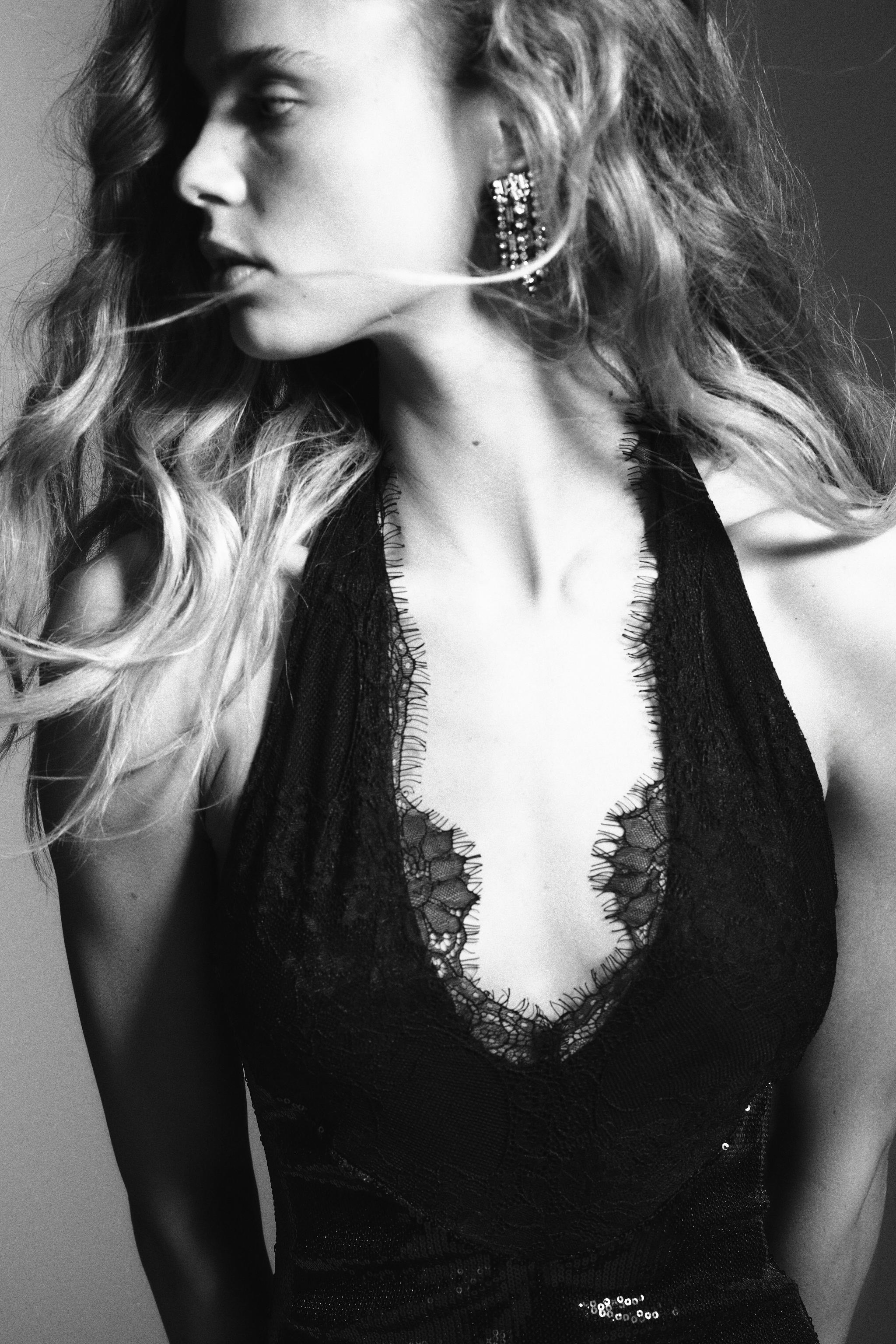 ROBE COURTE HALTER À PAILLETTES