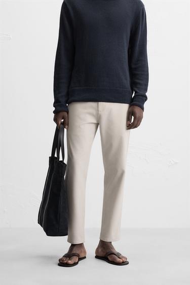 بنطلون هيكلي مريح - رملي فاتح الخاص بـ Zara