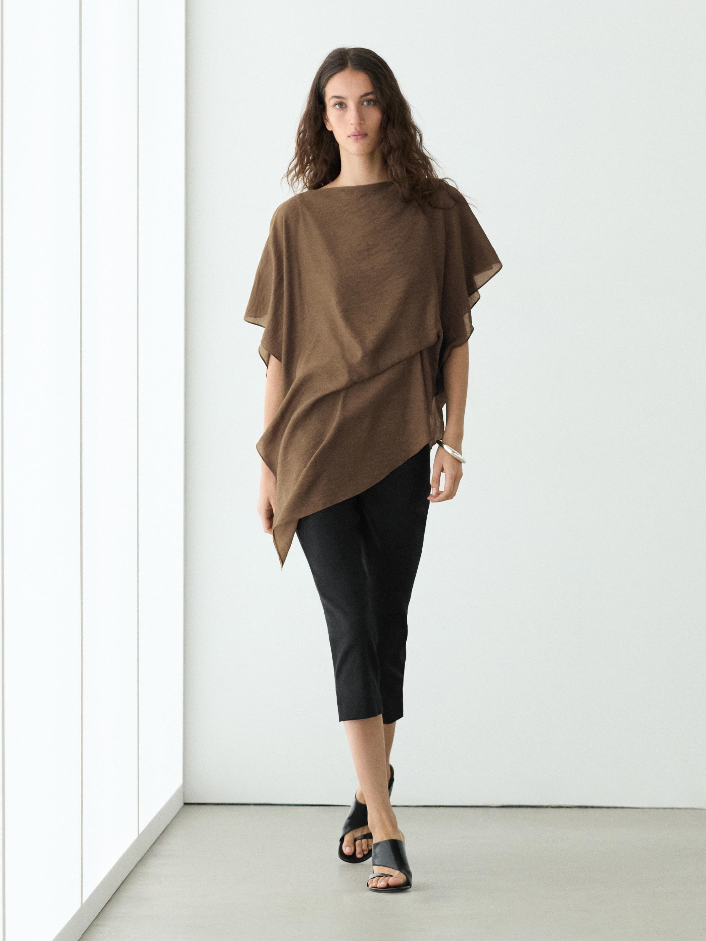 Blouse fluide asymétrique style cape