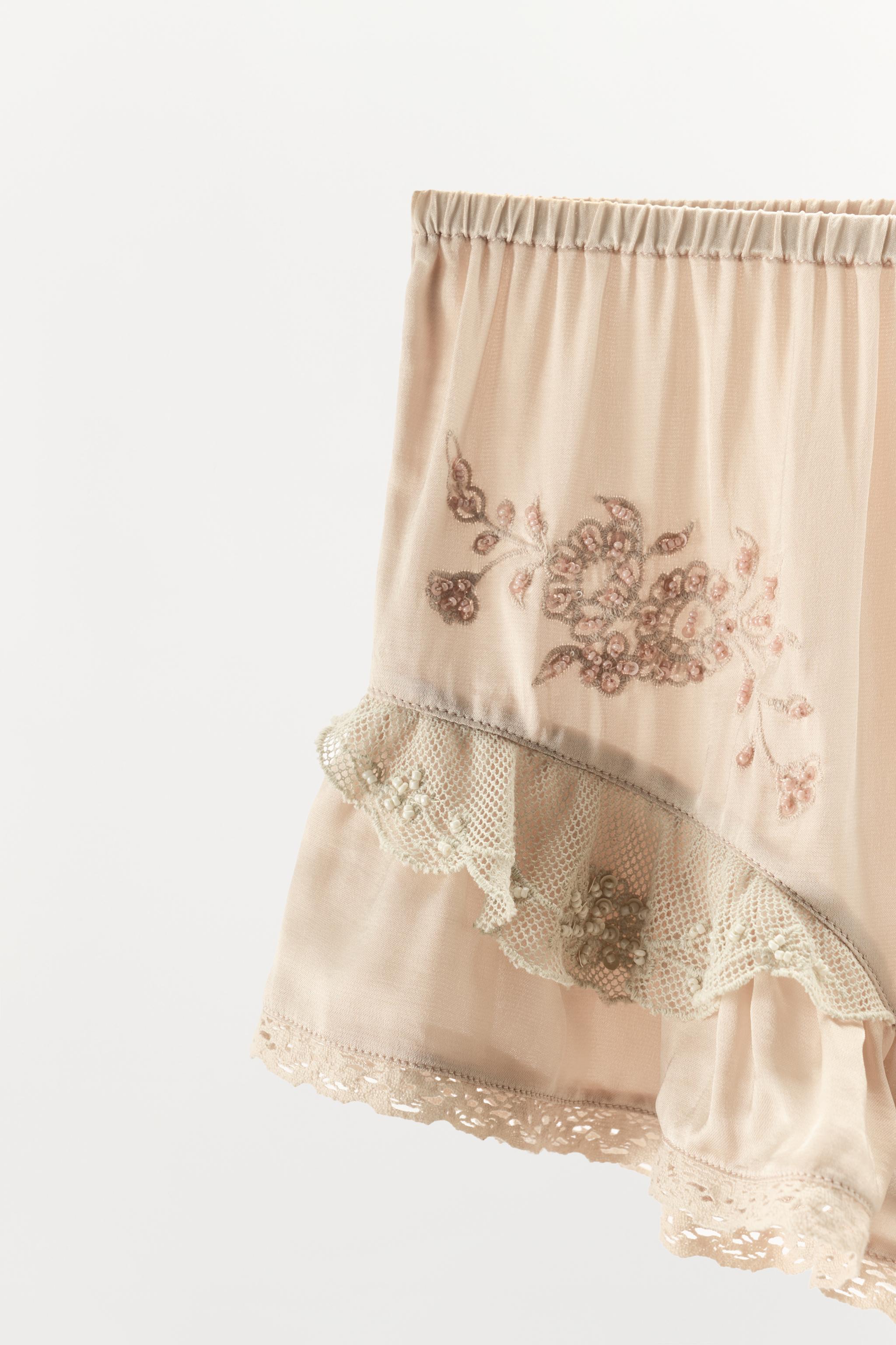 SHORT SATINÉ À VOLANTS ET FANTAISIE