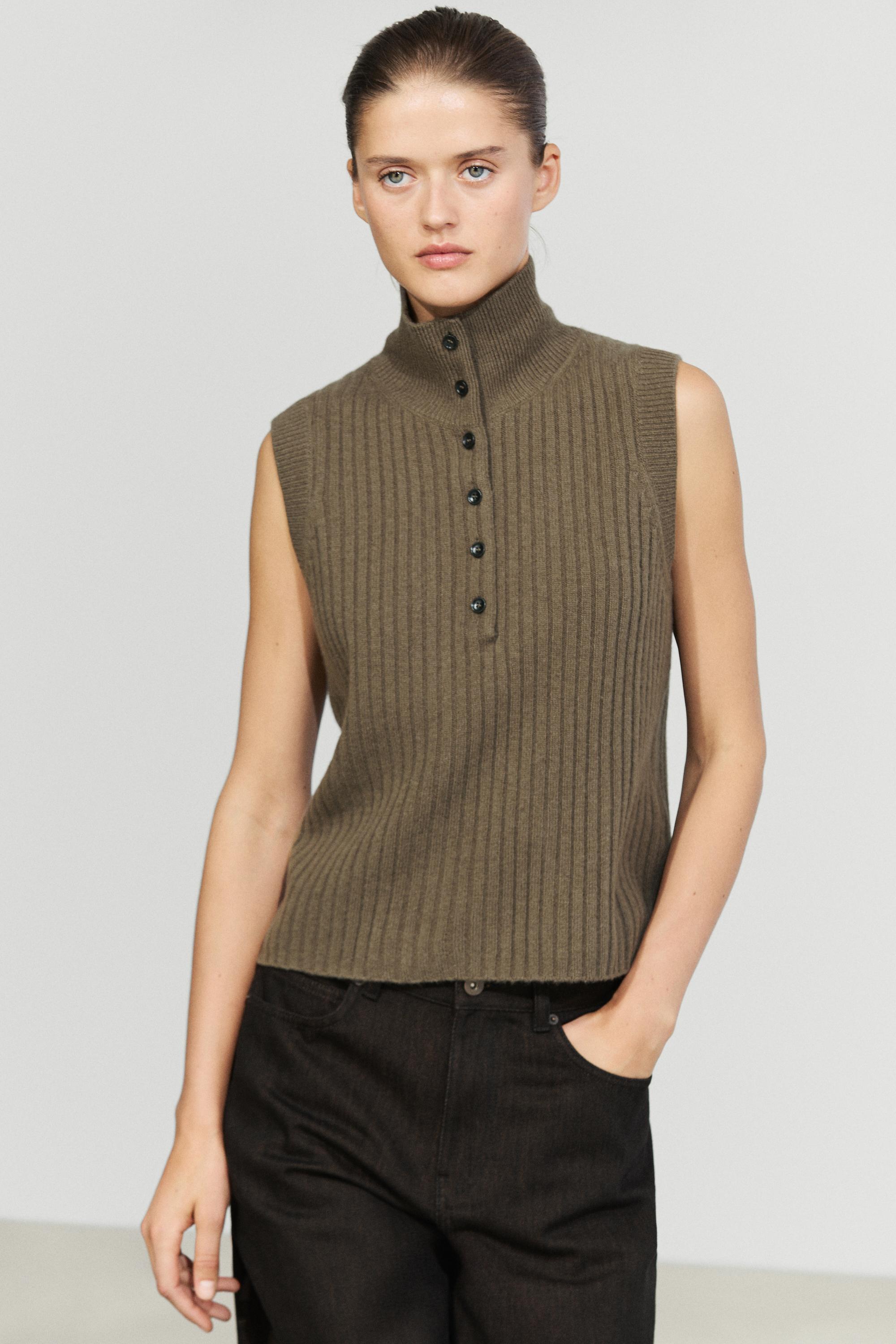 Veste sans manches en maille à col montant et détail de boutons