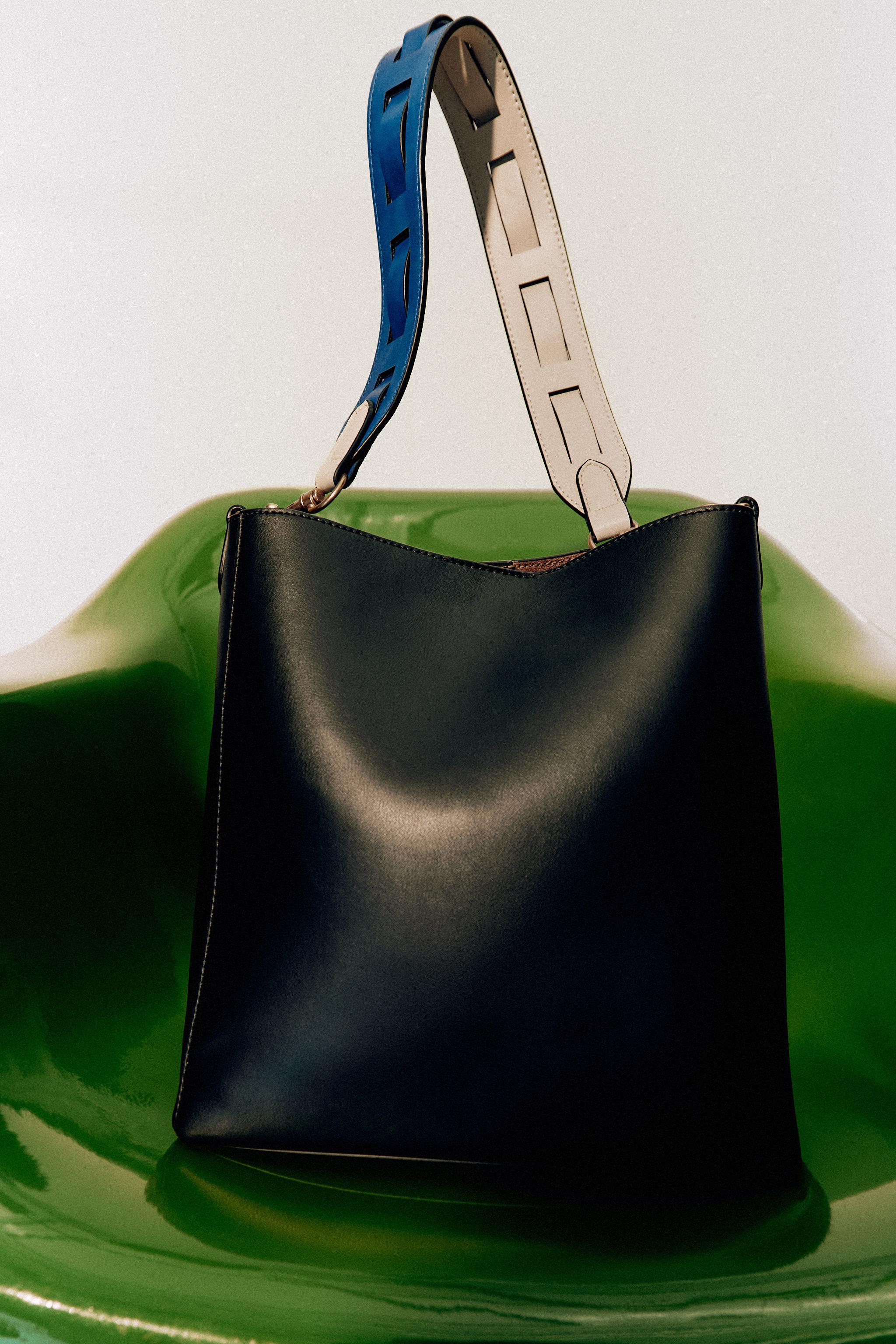 BUCKET BAG WITH HANDLE DETAIL