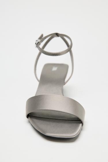 SANDALES EFFET SATINÉ - Gris perle de Zara - Image 4