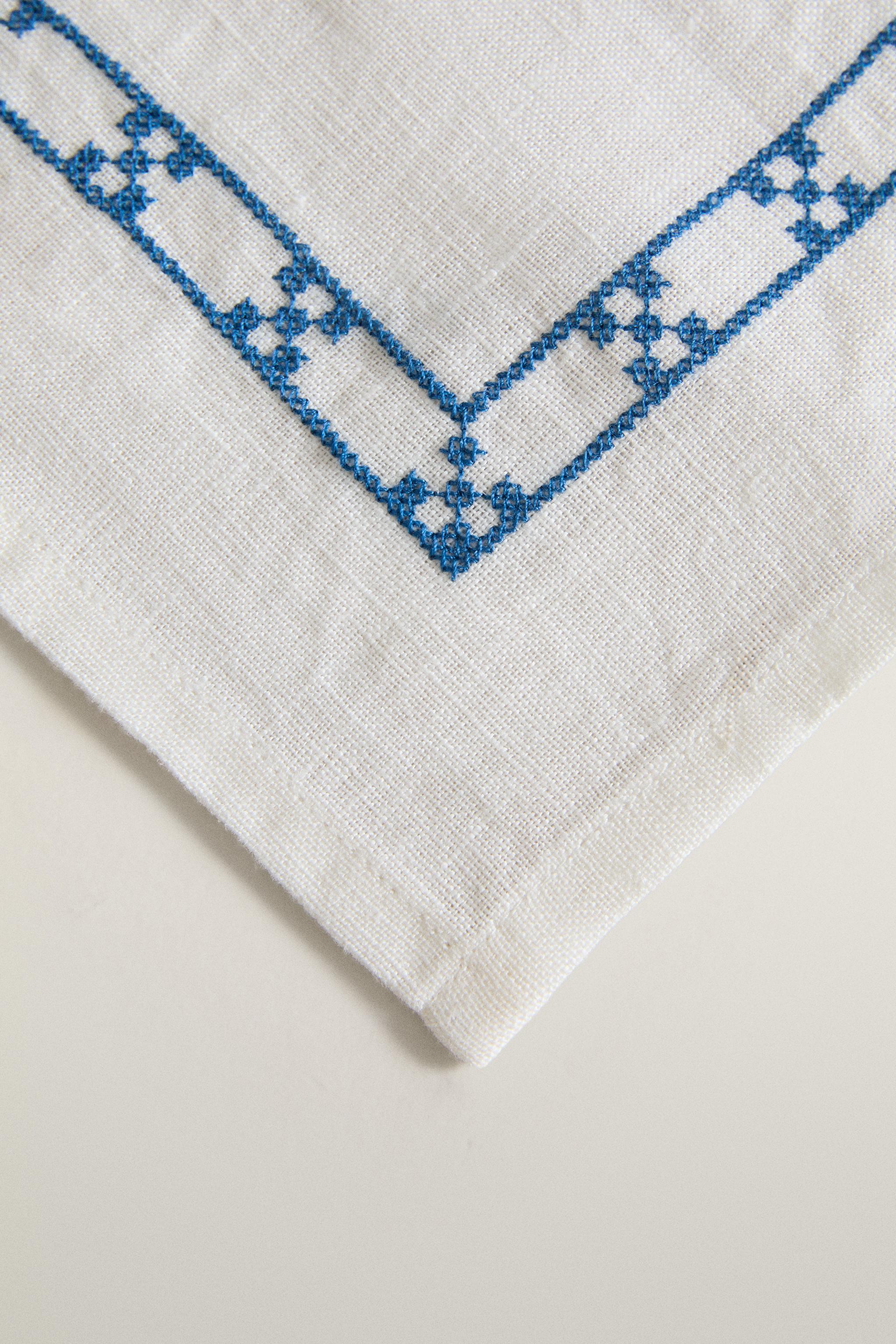GEOMETRIC EMBROIDERED NAPKINS (PACK OF 2)