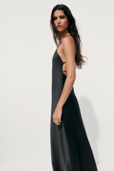 שמלת מידי מבד סאטן עם רצועות בגב - שחור של Zara