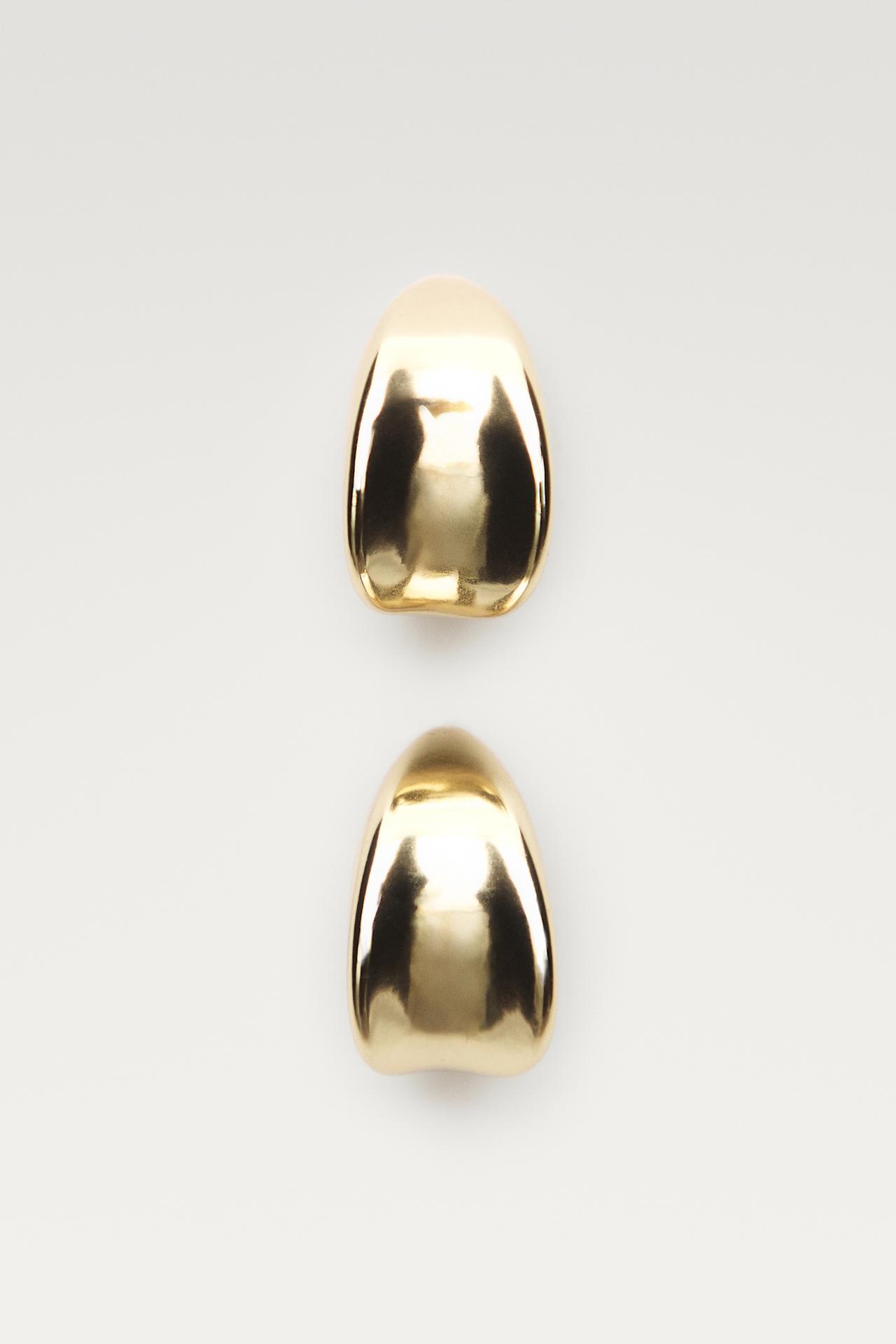Curved hoop earrings — Golden
