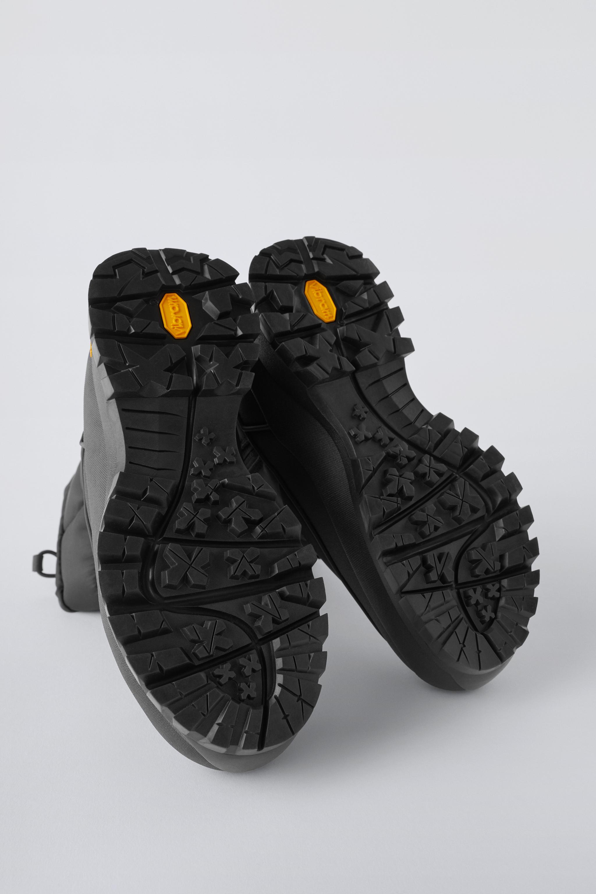 WATER-REPELLENT VIBRAM® キルティング ブーツ