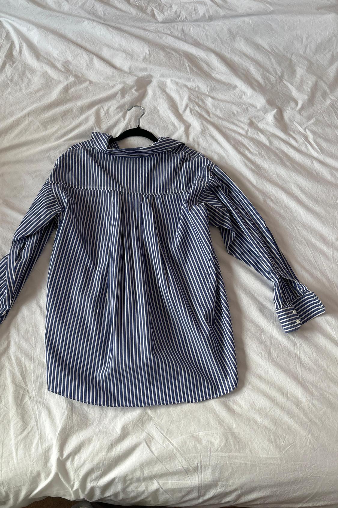 CAMISA A RAYAS BLANCA Y AZUL CON DETALLE EN MANGA LATERAL - Image 2