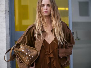 حقيبة سيتي بدبابيس معدنية - بني الخاص بـ Zara