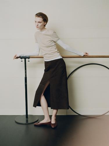 Jupe midi droite en cuir nubuck - Marron de Zara