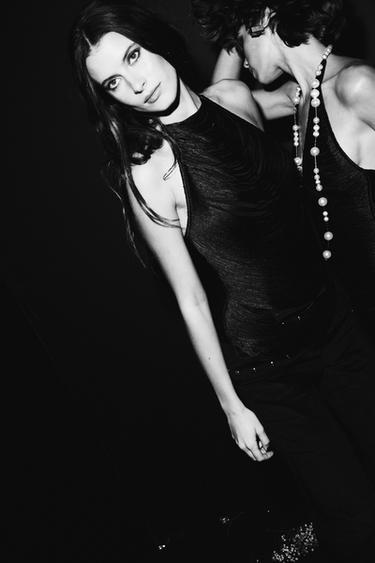 Zara KRATKA HALJINA S AMERIČKIM IZREZOM I RESAMA – Crna