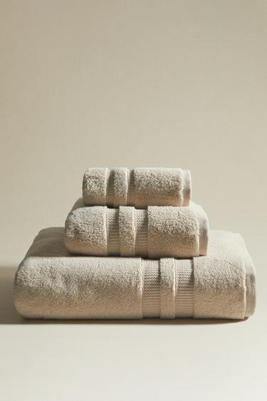 EXTRA SOFT DOUBLE BORDER BATH TOWEL - Light sand by Zara