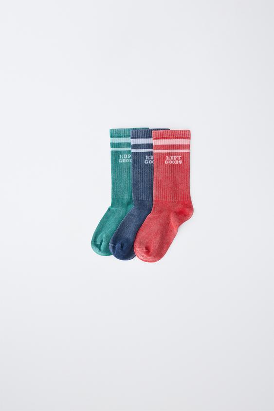 SET VAN DRIE MIDDELHOGE SOKKEN MET GEBORDUURDE TEKST - Multicolour van Zara - Afbeelding 0